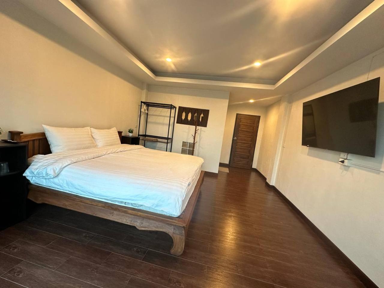 Chris Jay @ Cnx Apartment Chiang Mai Exterior photo